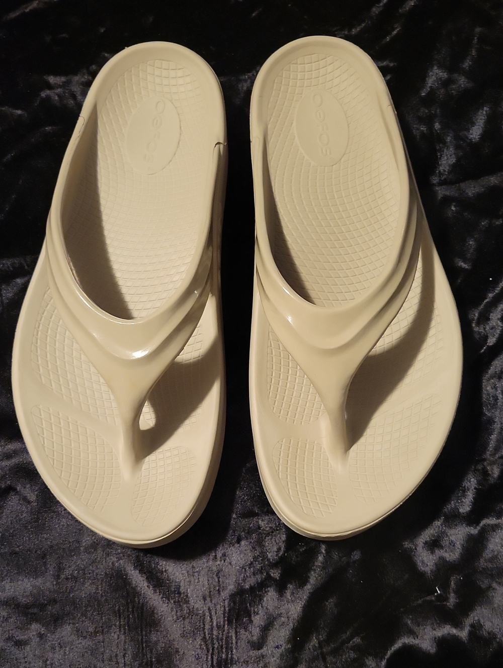 OOFOS OOlala Women's Luxe 
Beige Thong Sandals - Size 11/EU42